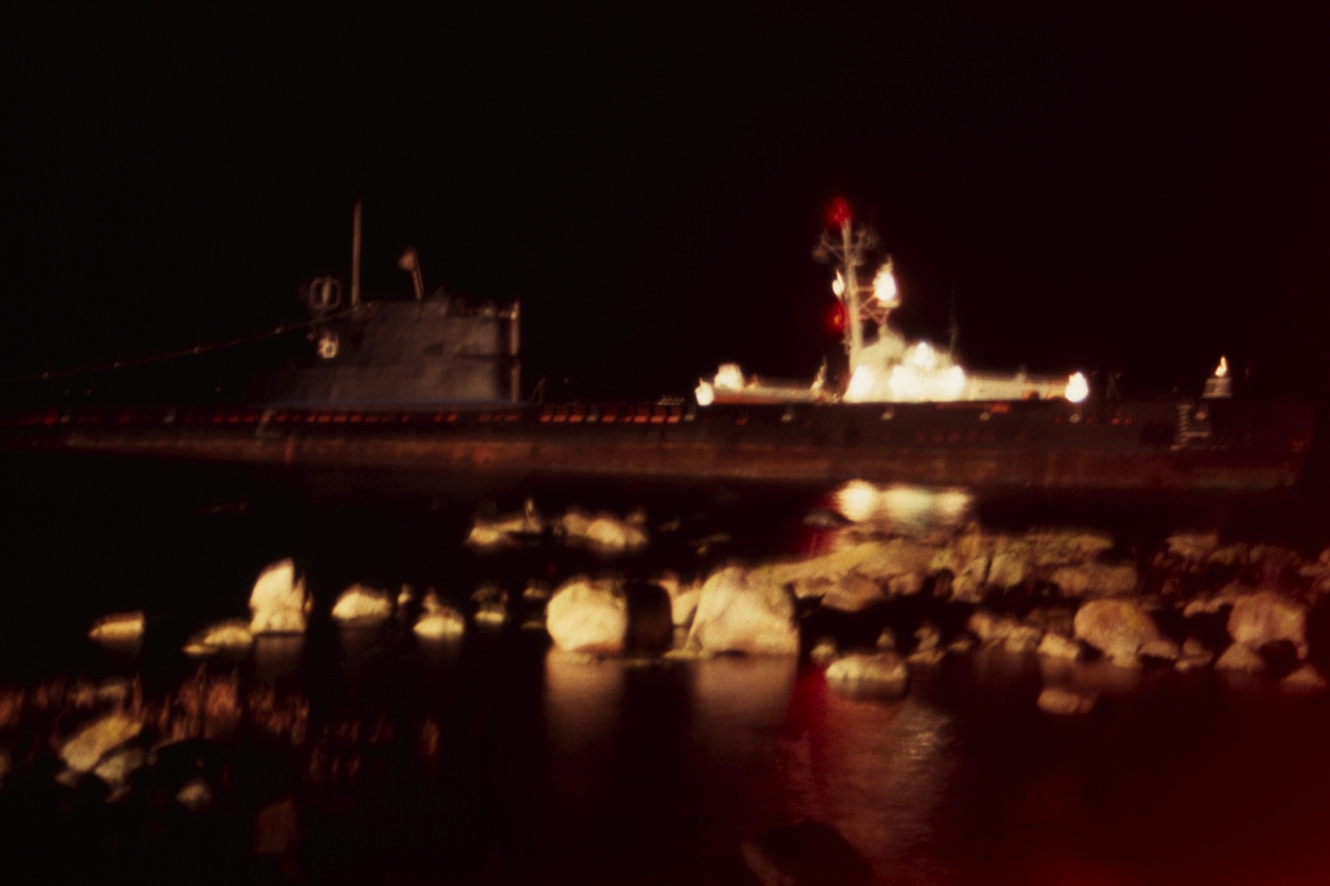 Bilden visar den ryska ubåten U 137 på nattetid upplyst med strålkastare.