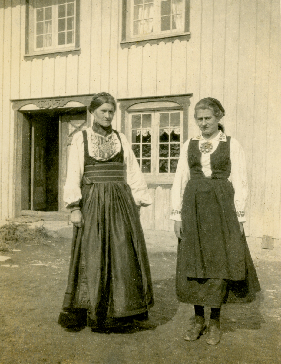 Gunhild (gift Grosvold) og Margit Torstveit på Torstveit i 1925