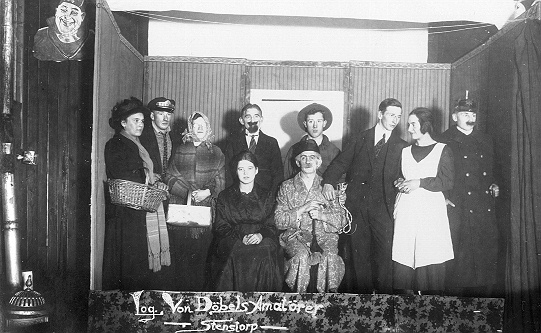 Ensemble i logen von Döbelns Amatörer i Stenstorp år 1925. Fotot taget i Egyptiska Biografen.
