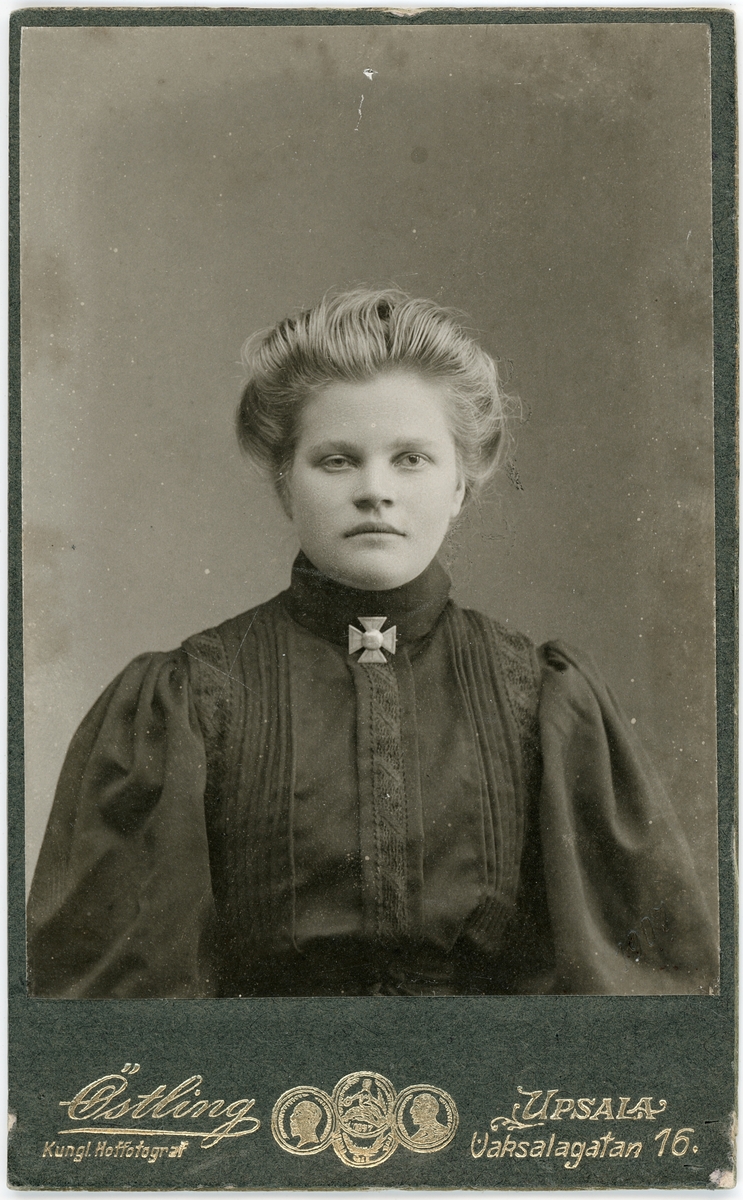 Kabinettsfotografi - kvinna, Uppsala 1907