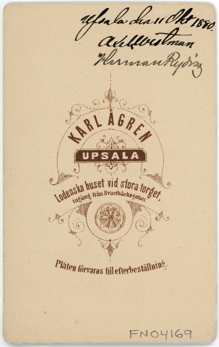 Kabinettsfotografi - herrarna Westman, Rydin och Öhrwall i överrock och hatt, Uppsala 1880