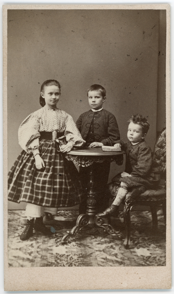 Kabinettsfotografi - syskonen Munthe, Jönköping 1860-tal