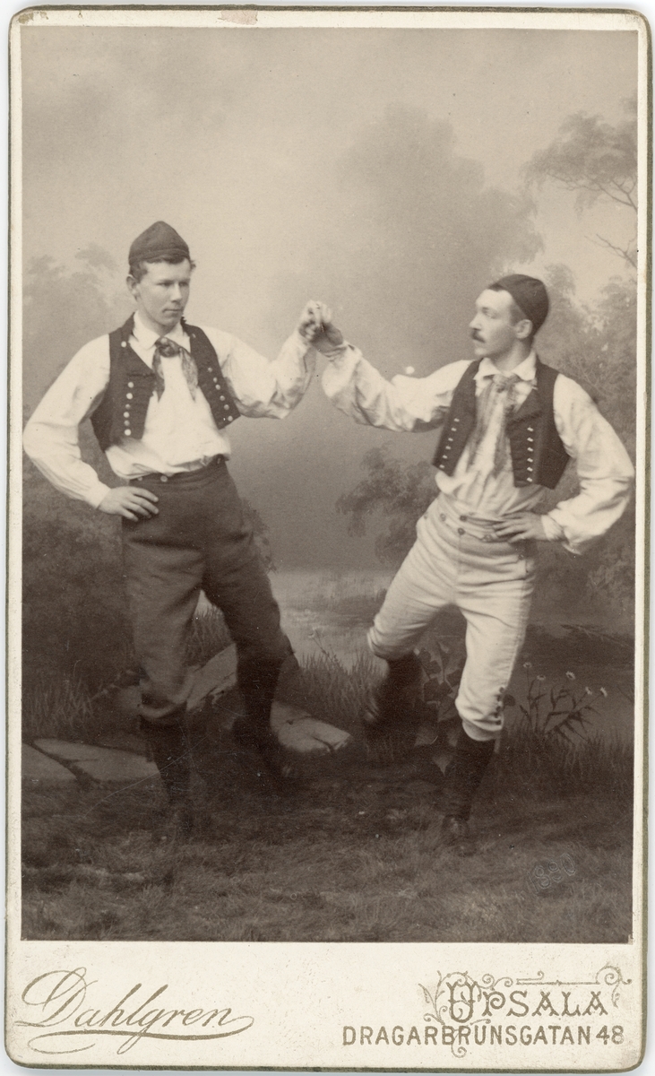 Kabinettsfotografi - Lindencrona och Liljefors i folkdräkt, Uppsala 1890