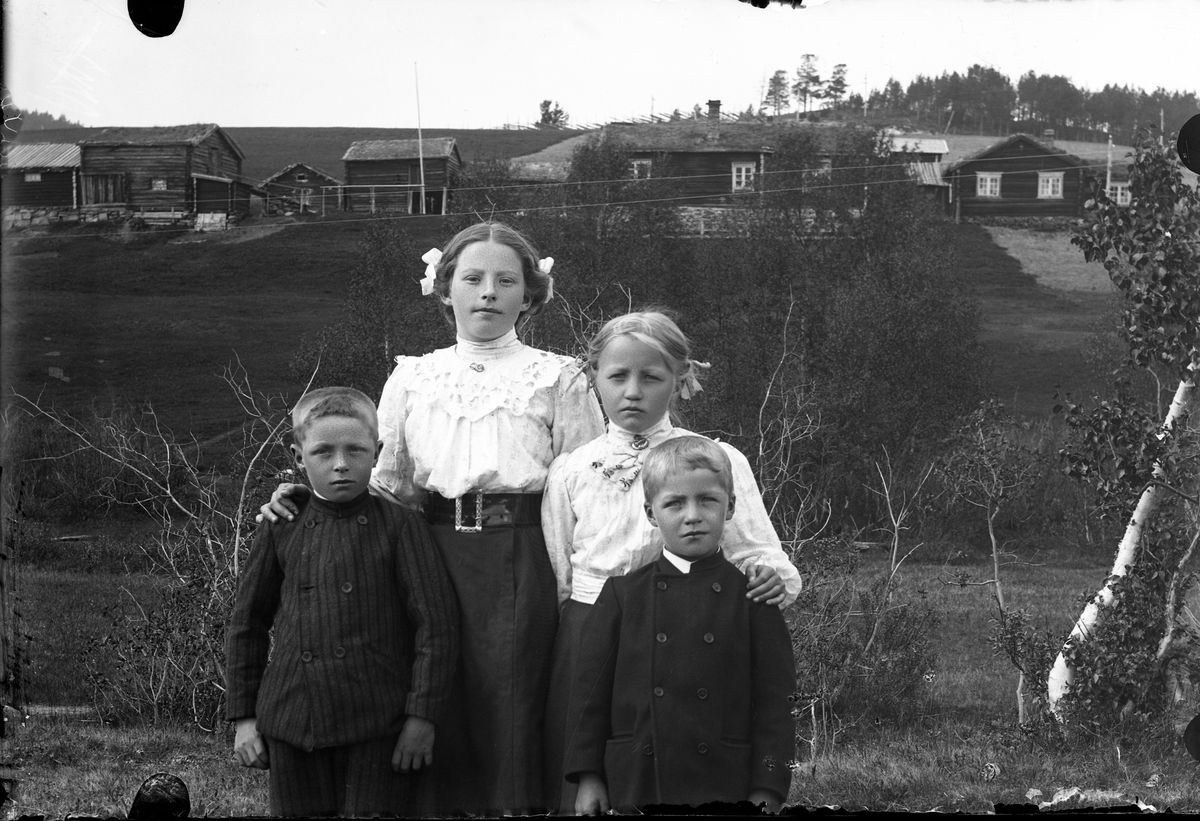 Fire barn foran Ryen-gård