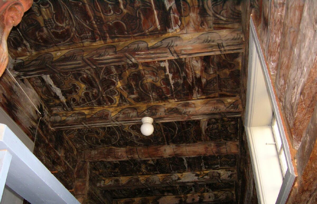 Raulåna er en to-etasjes laftet tømmerbygning med stående rødmalt panel. Taket er kledd med fasettskifer. Bygget har to diagonalpanelte inngangsdører. På takmønet står en metallvimpel med årstallet 1675.