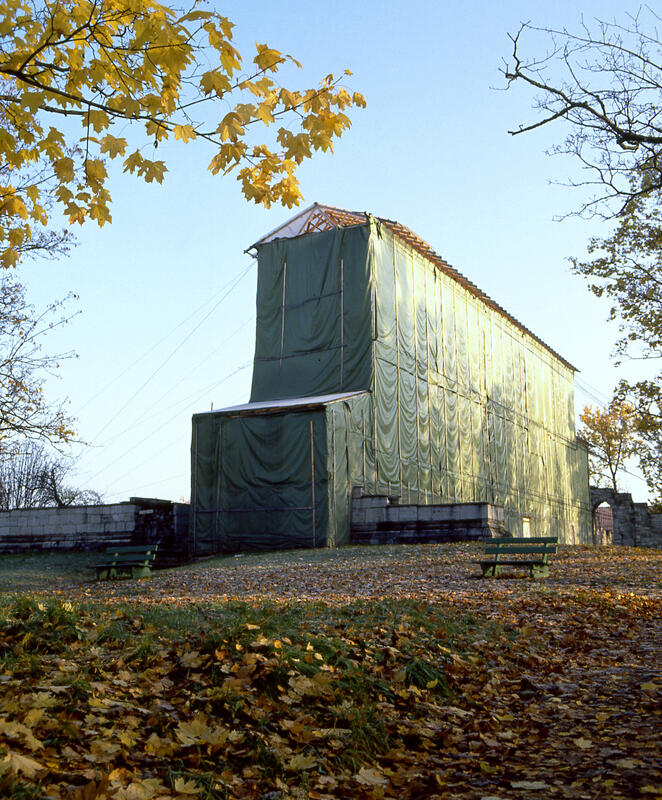 Kirkeruinen på Domkirkeodden ble pakket inn i plast i 1985, for å ta vare på den raskt forvitrende middelalderruinen.