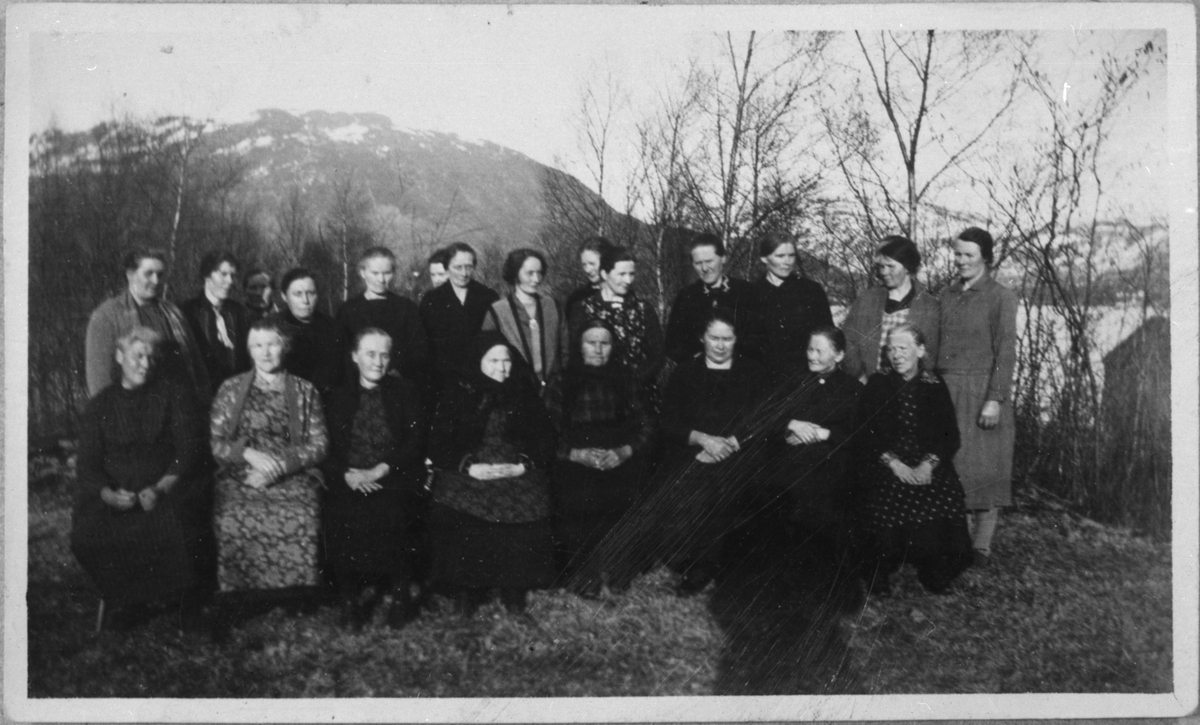 Berge-Lunde og Gjerdevik Kvindeforening i Ølensvåg, ca. 1930. 1. rekkje, frå venstre: Anna Gjerdevik (f. Mørkeli), Serina Berge, Anna H. Lunde (f. Lunde), Siri Berge (f. Vaka), Guro Gjerdevik (f. Berge), Brita Berge (f. Kåtabø), Anna E. Lunde (f. Heggen) og Anna Gjerdevik (f. Vågen). 2. rekkje, frå venstre: Liva Berge (f. Eide), Anna Gjerdevik (f. Spilde), Valborg Gjerdevik (f. Stangeland), Anna L. Berge (f. Berge), Asselina Lunde (ugift), Oline Urdal (f. Gjerdevik), Sina Hetland (f. Gjerdevik), Ingeborg Kolbeinshaug (f. Berge), Valgerd Brekke (f. Espeland), Martha H. Berge (f. Lunde), Hanna Strand (f. Berge), Ingeborg Osmundsen (f. Gjerdevik) og Karoline Hetland (f. Gjerdevik). Truleg er det fire medlemmer som ikkje er med på biletet.