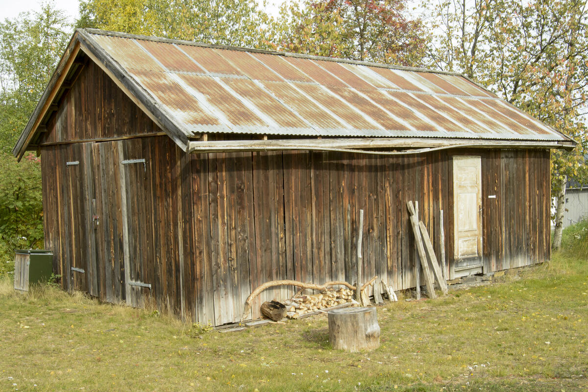 13 Materiallager, bygd med gamle materialer fra Stallen på Ramsmoen. (Foto/Photo)