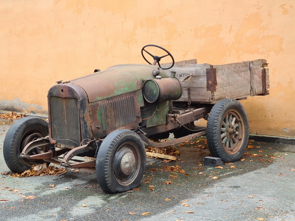 Buick årsmodell 1923, 4 cyl. ombyggd till EPA-traktor. Bland annat; avkortat chassie, två växellådor (den ena "baklänges" monterad, ursprunglig bakaxel med mekaniska bromsar, Chevrolet framaxel med hydrauliska bromsar, bensintank monterad på sidan, hemsnickrat flak med tippfunktion.
I motorn har tändkablar bytts mot modernare och en slang mellan kylaren och motorblocket saknas.