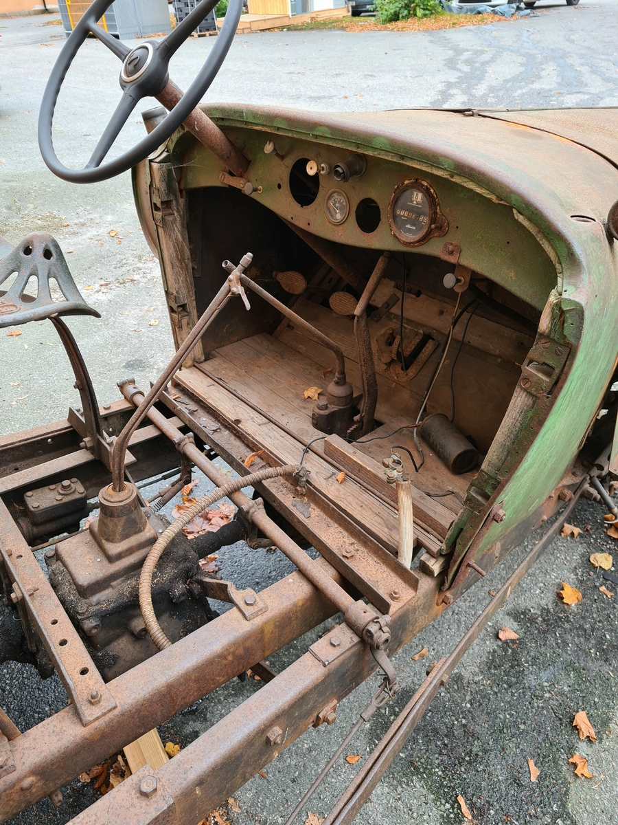 Buick årsmodell 1923, 4 cyl. ombyggd till EPA-traktor. Bland annat; avkortat chassie, två växellådor (den ena "baklänges" monterad, ursprunglig bakaxel med mekaniska bromsar, Chevrolet framaxel med hydrauliska bromsar, bensintank monterad på sidan, hemsnickrat flak med tippfunktion.
I motorn har tändkablar bytts mot modernare och en slang mellan kylaren och motorblocket saknas.