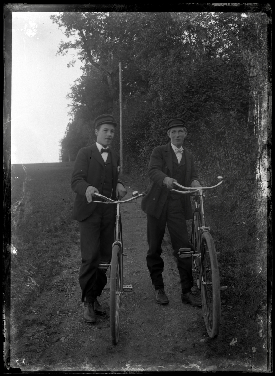 Män med cyklar