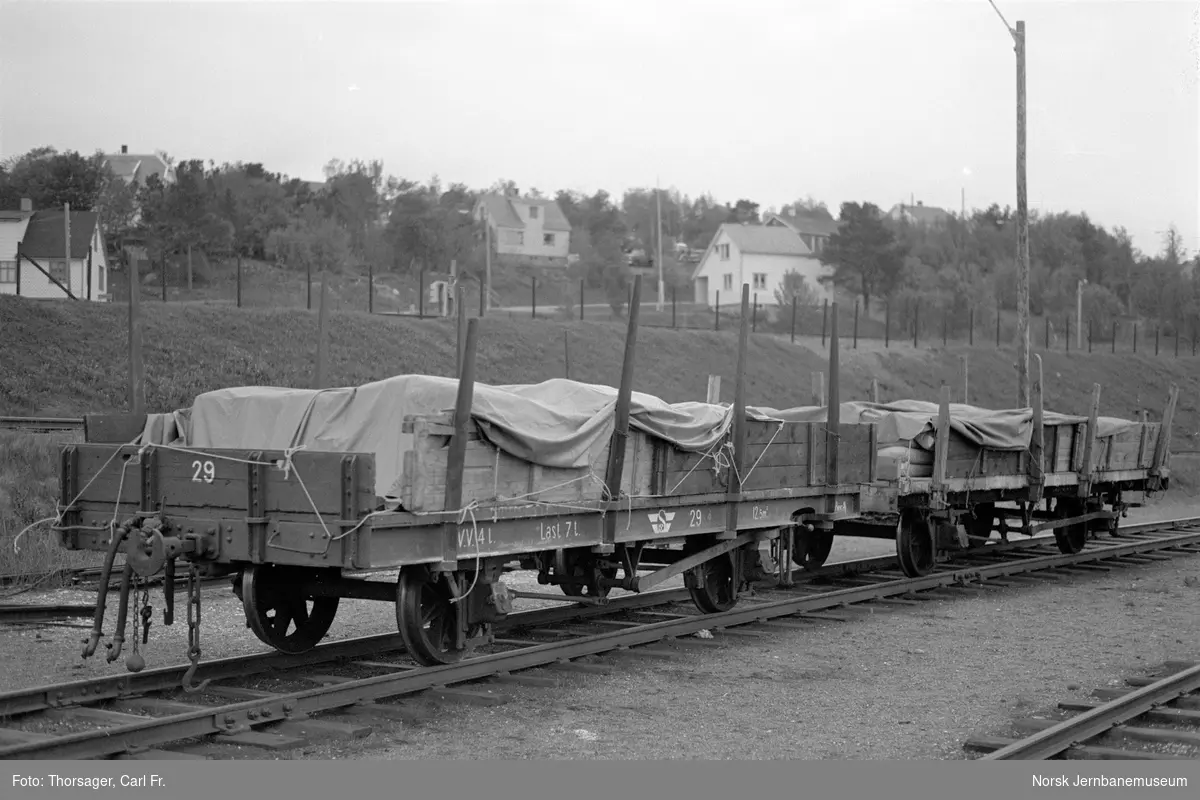 Sulitjelmabanens godsvogner litra N nr 29 og 80 på Finneid stasjon