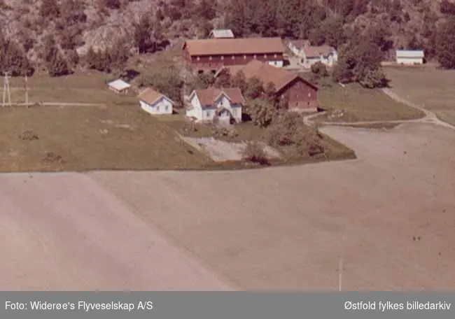 Flyfoto av gårdsbruk, Bjortoppen, Yven i Tune.
