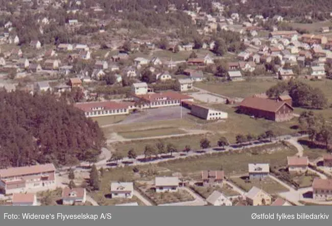 Flyfoto av boligområde og Valaskjold realskole i Tune.