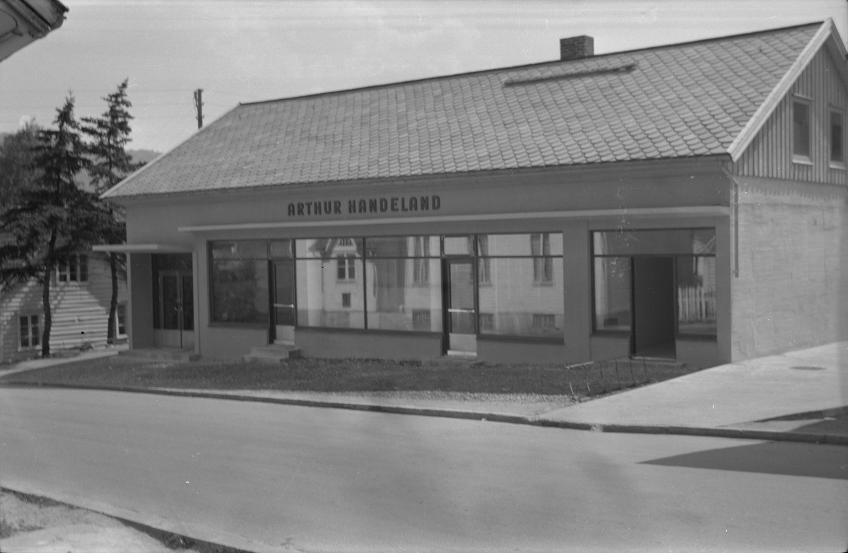 Arthur Handeland sin butikk i Ølensjøen i Ølen, 1975.