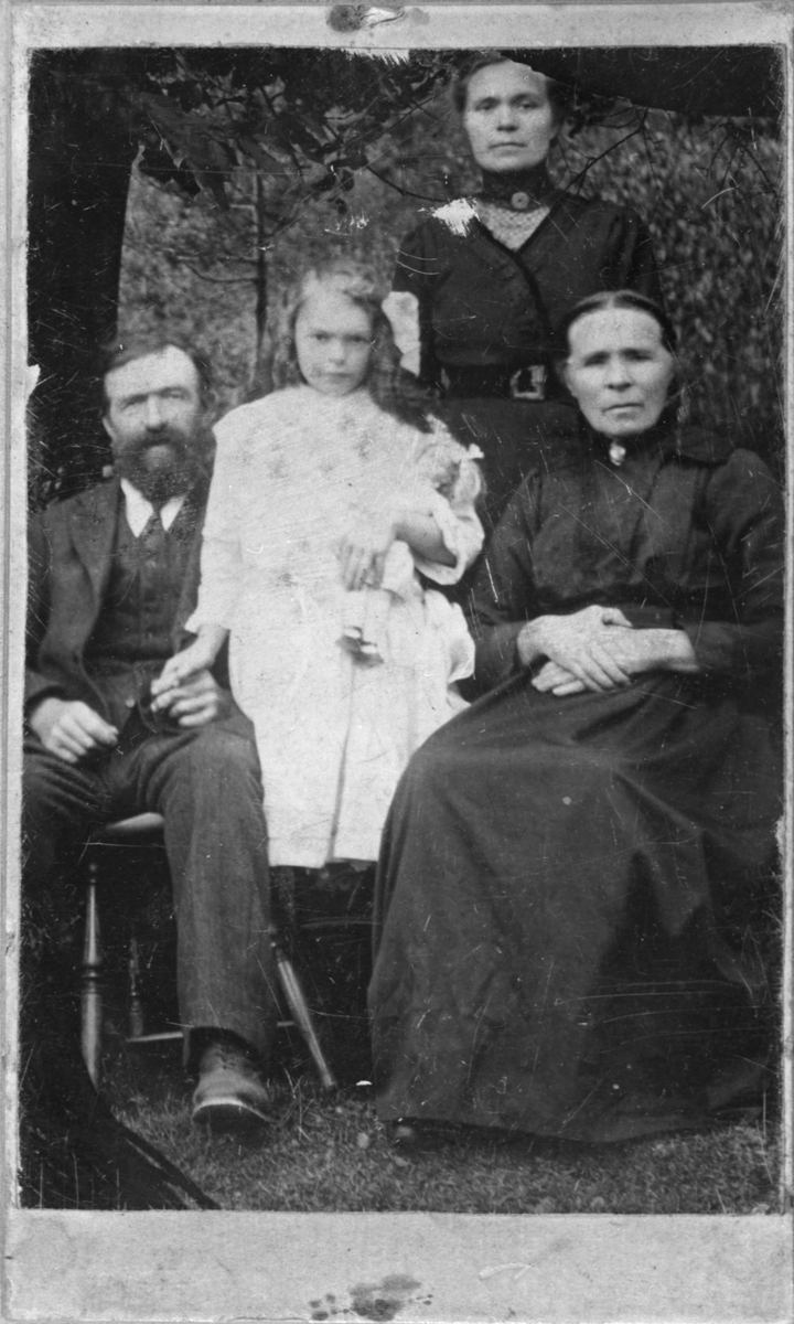 Familieportrett frå Bergsvåg i Ølensvåg, ca. 1915. Sitjande foran, frå venstre: Hans Bergsvåg, Ragnhild Helgevoll (dotter til Anna) og Martha Bergsvåg (f. Gjerde). Ståande bak: Anna Helgevoll (f. Bergsvåg; eldste dotter til Hans og Martha).