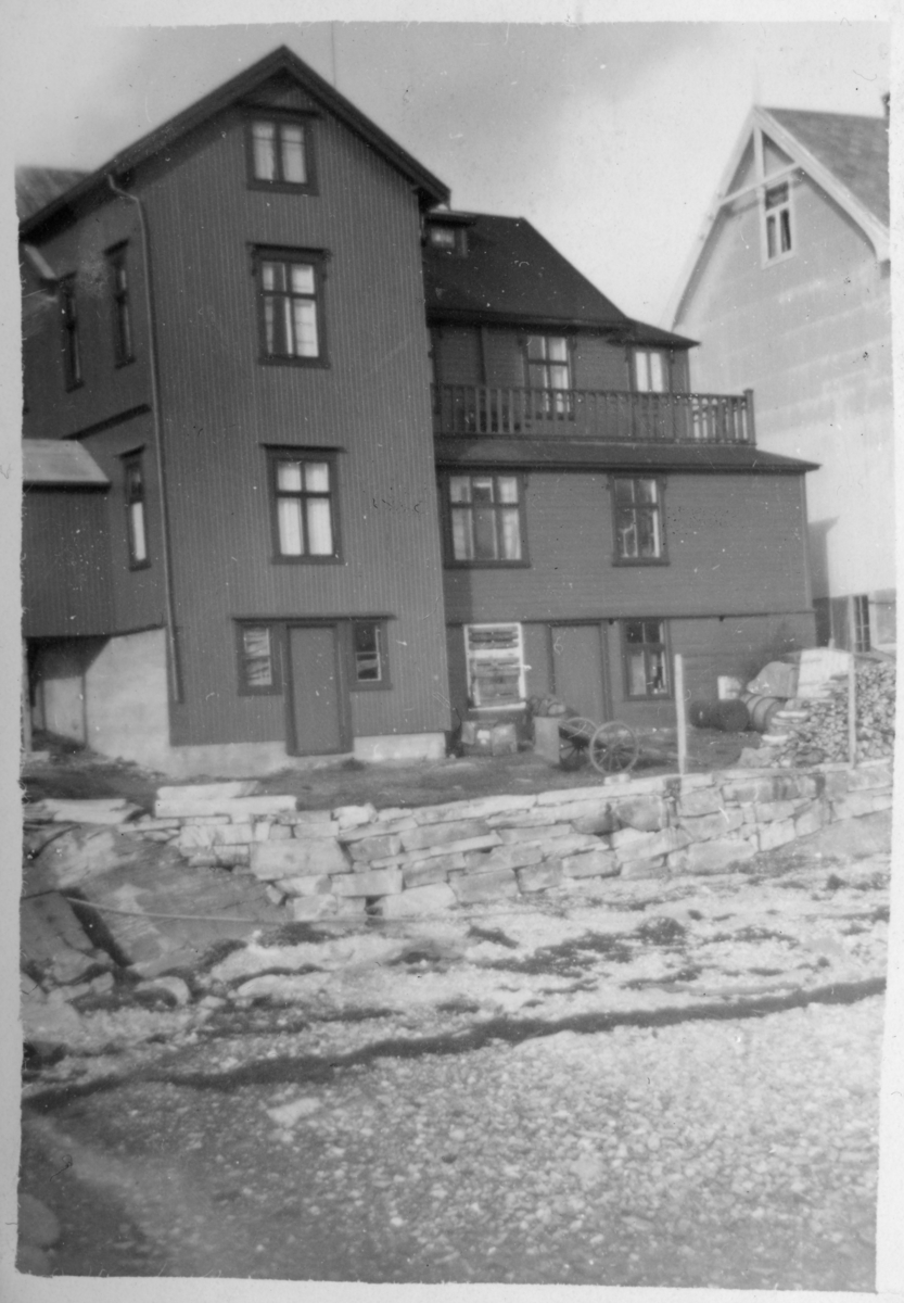 Foretningsbygg på Sjøvegan, fotografert fra sjøsiden.
