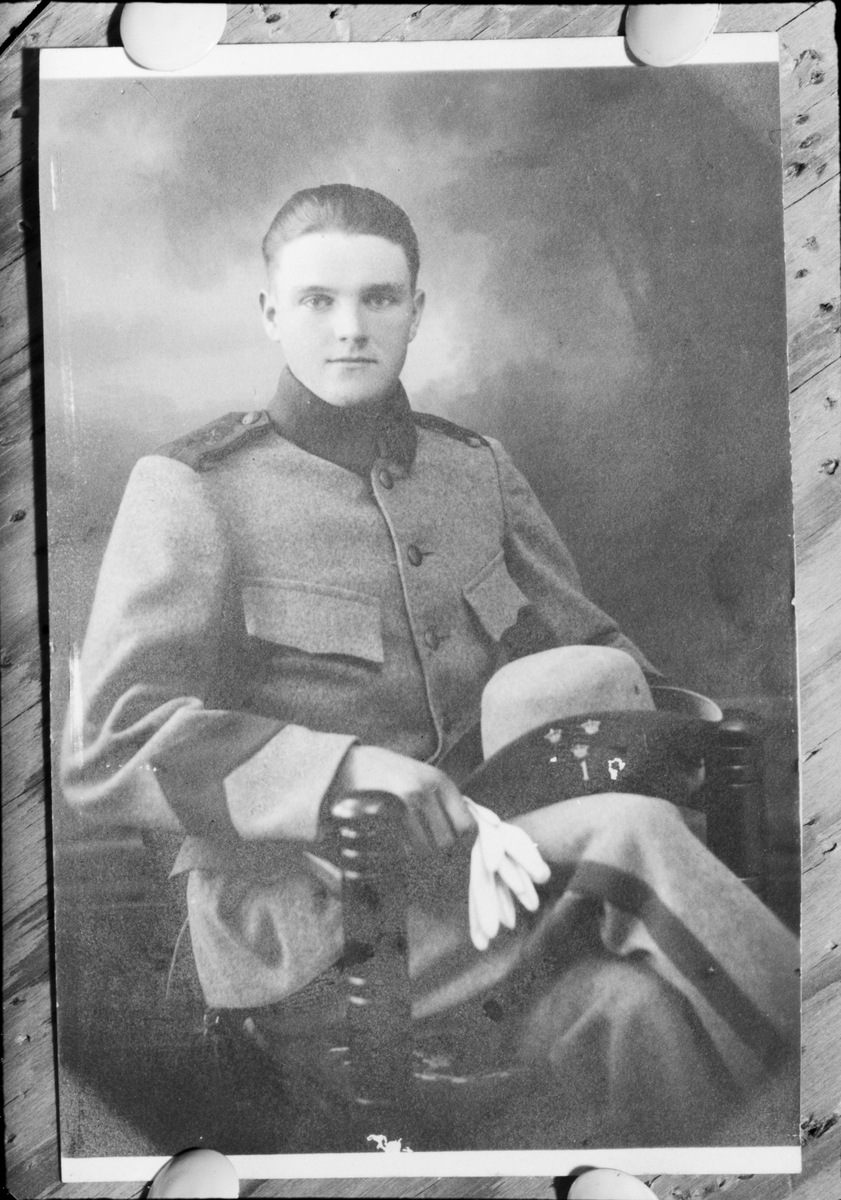 Reprofotografi - ung man i uniform, Östhammar, Uppland