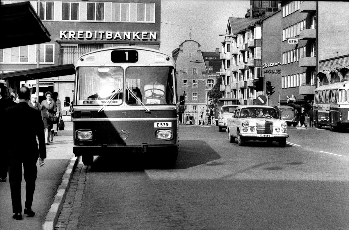 Stadsbussar på Sankt Larsgatan och vid Trädgårdstorget, 1967.