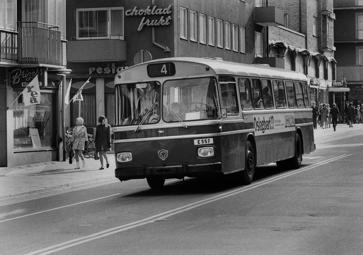 Stadsbussar på Sankt Larsgatan och vid Trädgårdstorget, 1967.