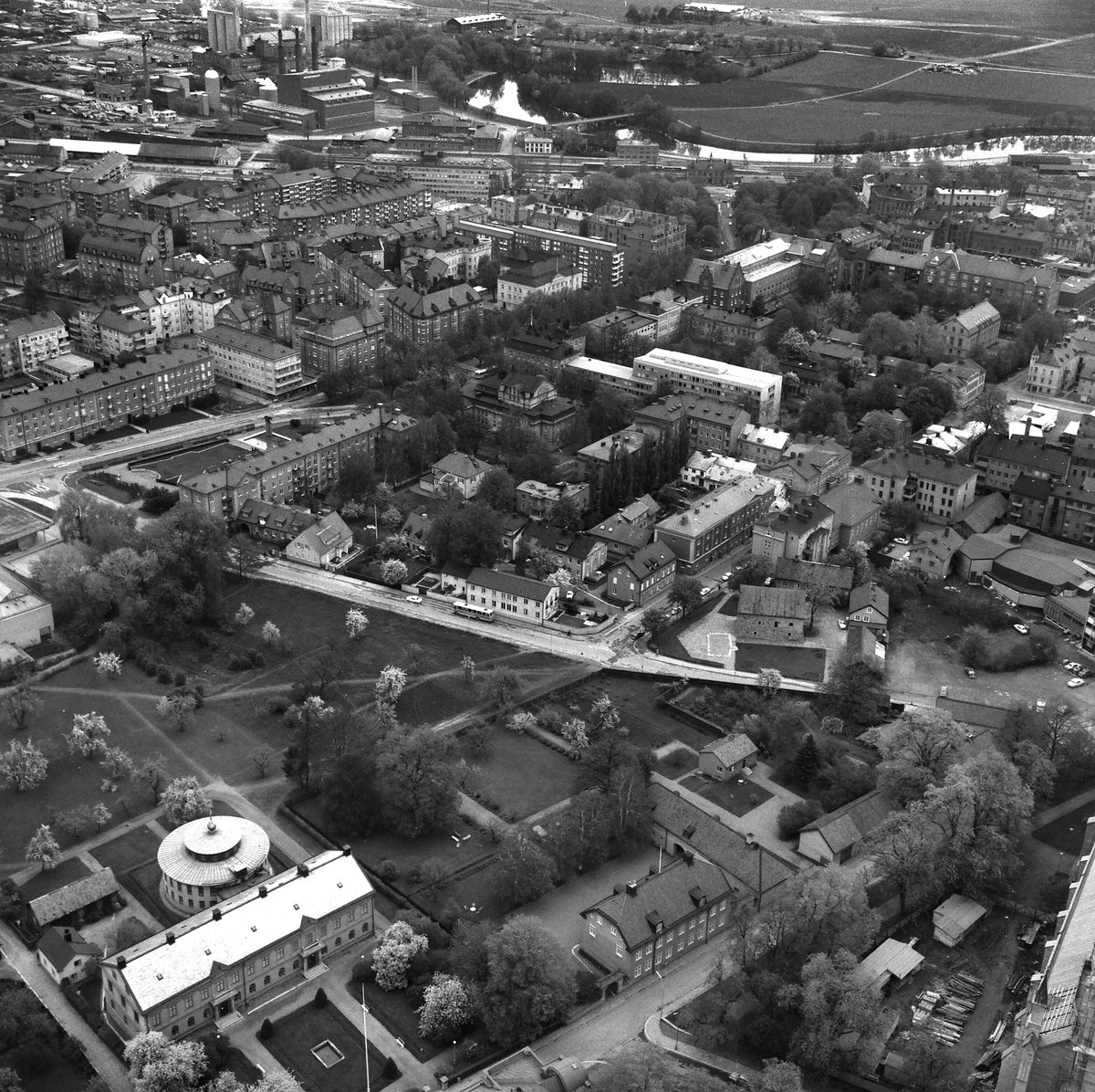 Flygbilder över centrala Linköping 1968. Domkyrkan, Stora torget ...