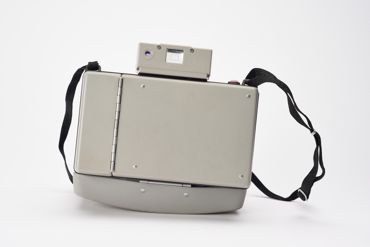 Automatic 220 er et instant kamera, produsert av Polaroid på slutten av 1960-tallet. Kameraet er et foldekamera med både øyesøker og målsøker. Det har et avtagbart frontdeksel, som dekke hele fronten av kameraet. Festet i det samme dekselet finnes en engelsk manual.