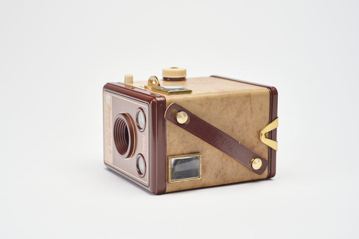 Brownie Flash B er et bokskamera for 620 rullfilm, produsert i England av Kodak Ltd. fra 1958 til 1960. Kameraet er utstyrt med to søkere, såkalt waist/chest-level søkere, for ha god kontroll over motivet både i portrett- og landskapsformat. Det har blitsfeste på den ene siden og på motsatt side er det et eksponeringskart og kontrollpanel for blitsinnstilling og filtervalg. 
Objektiv: Kodet f/11. 
Lukkertid: 1/40, 1/80, B.
Filmtype: 620. 
Billedstørrelse: 6 x 9 cm.