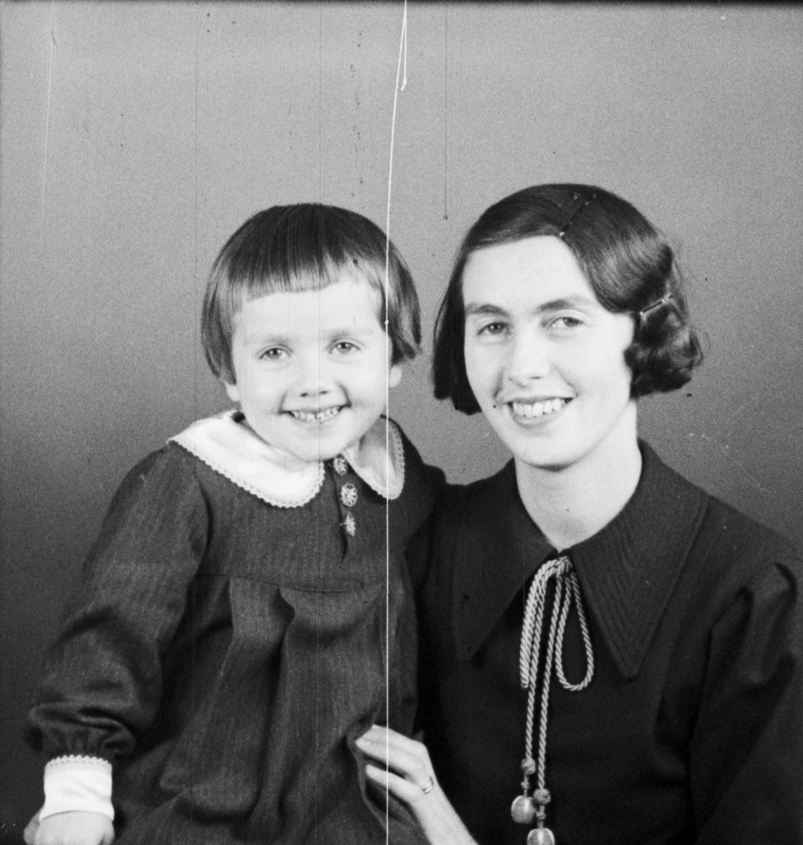 Margit Olsson med dottern Gun, Östhammar, Uppland 1936