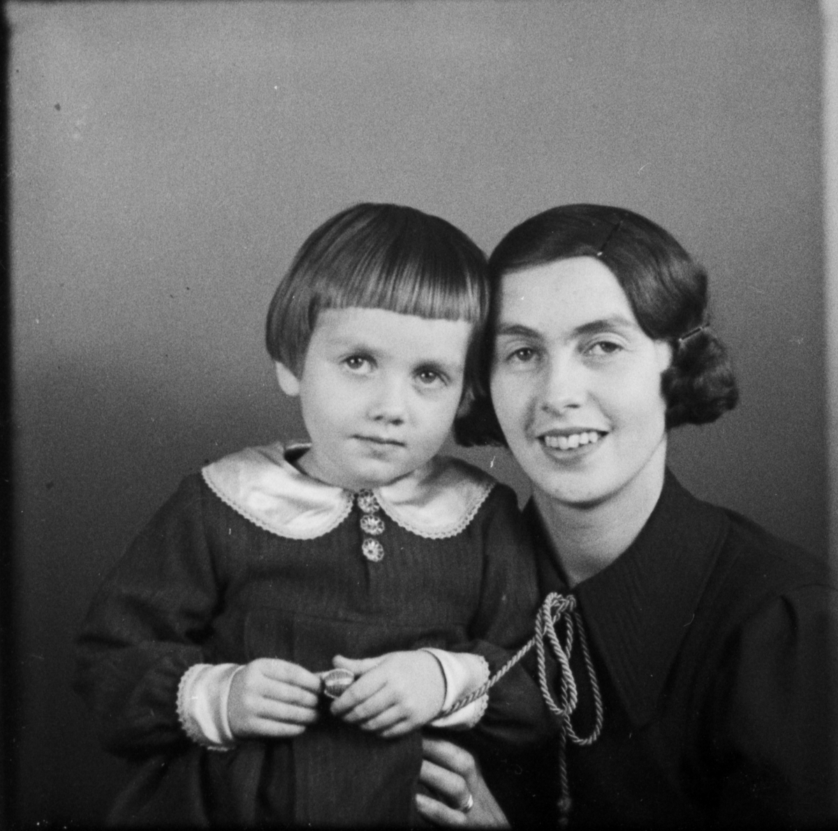 Margit Olsson med dottern Gun, Östhammar, Uppland 1936