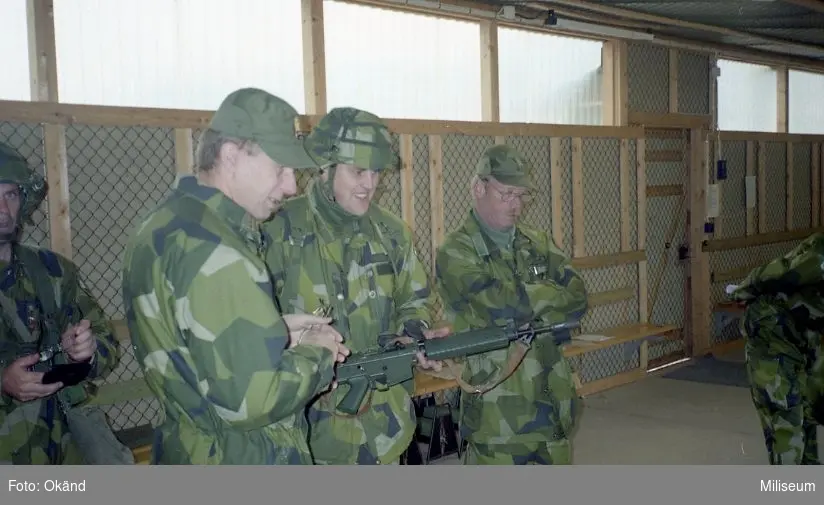 Patrullfälttävlan.

Tillsyn före skjutning. Major Claes Lindholm, chef för utbildningstödavdelningen. till höger om bilden.