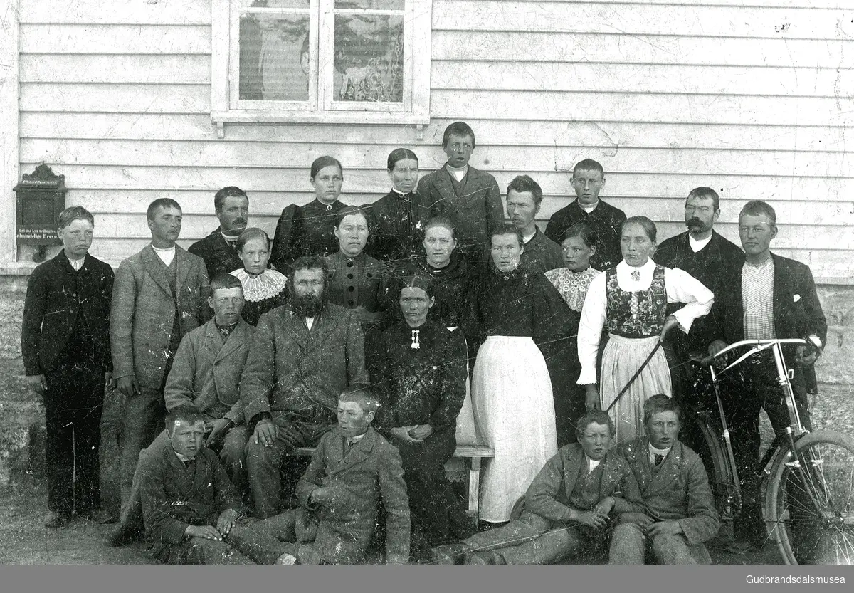 Familie og betjening ved Grotli Fjellstue ca. 1895