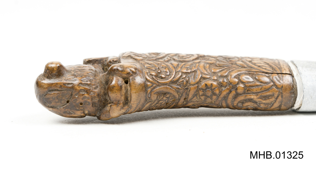 Treskjæring håndtak med akantus roser og figuren av en løve skåret i øvre ende.