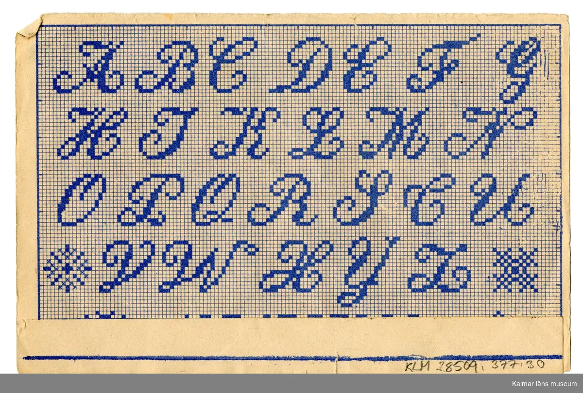 KLM 28509:377:30. Mönster, broderimönster. Av papper. På ena sidan ses två tryckta motiv i färg, föreställande olika korsstygnsmönster. På andra sidan ses alfabetet A-Z i blått.