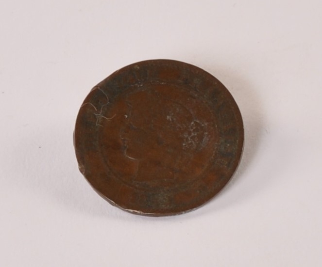 Fransk mynt av kobber. Reversen: 5 centimes. Rundt kanten: Liberte, egalite, fraternite. Aversen: Damehode, republiqe francaise 1882
