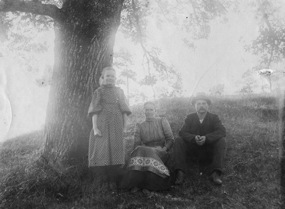 Wellek og konen Kjersti og ei pike (en niese) i hagen på Berg gård. (samme som BKMF 541 og 3646)