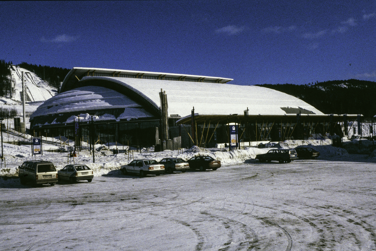 Lillehammer like etter OL 1994. Parkeringsplass foran Håkons Hall. Lysgårdsbakkene i bakgrunnen til venstre. Sett mot sør-øst.