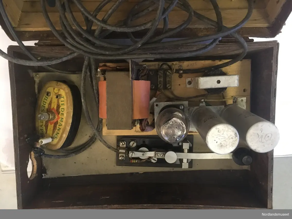 Hjemmelaget utstyr bestående av oscillator/tonegenerator, morsenøkkel og uttak for hodesett (montert i snusdåse Tidemanns Mildeste type)