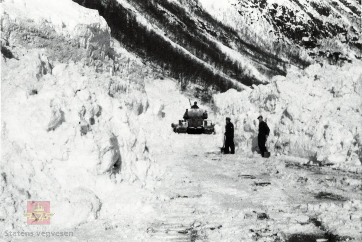 Ein Bulldoser ryddar eit stort snøskred ved Ramsteina i Vetlefjorden. 

Sjå og motiv NVM 14-F-02910.