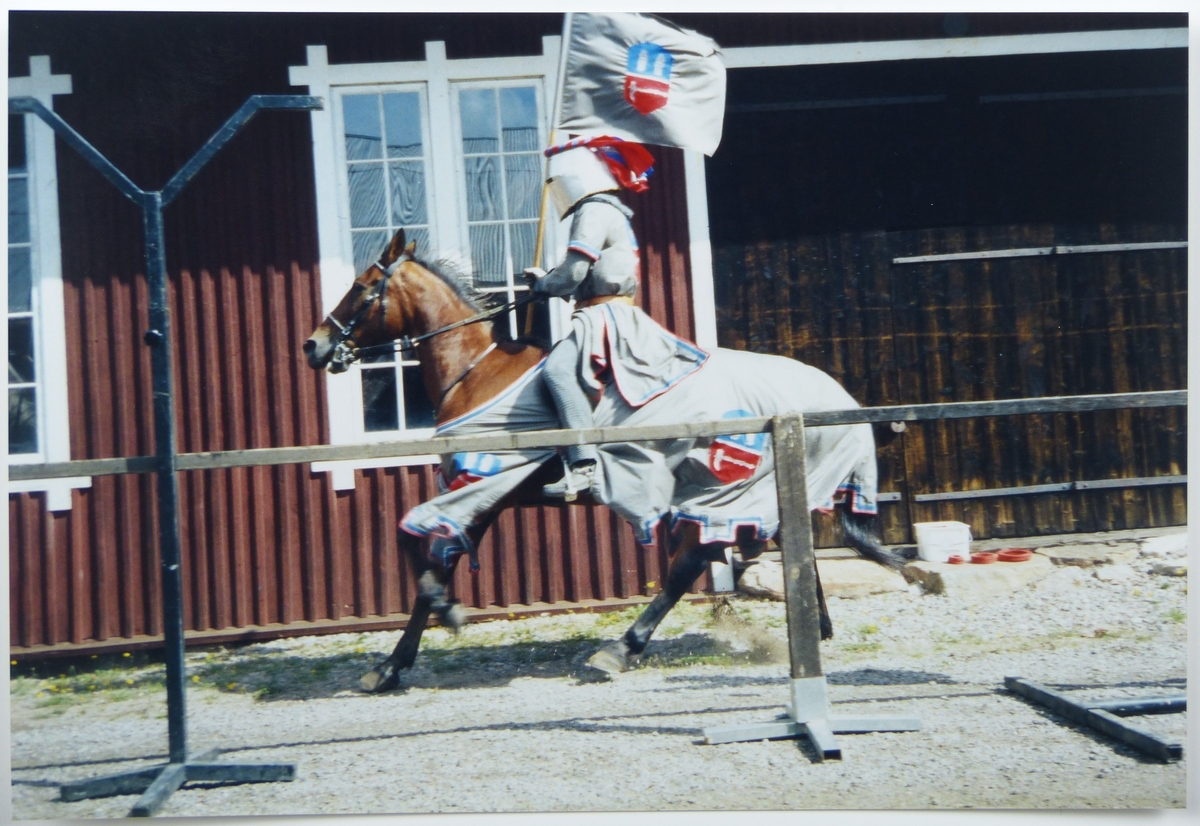 Västgöta lekar på Forsviks bruk. Medeltida tävlingar 25 augusti 2001. Hästburen riddare i grått