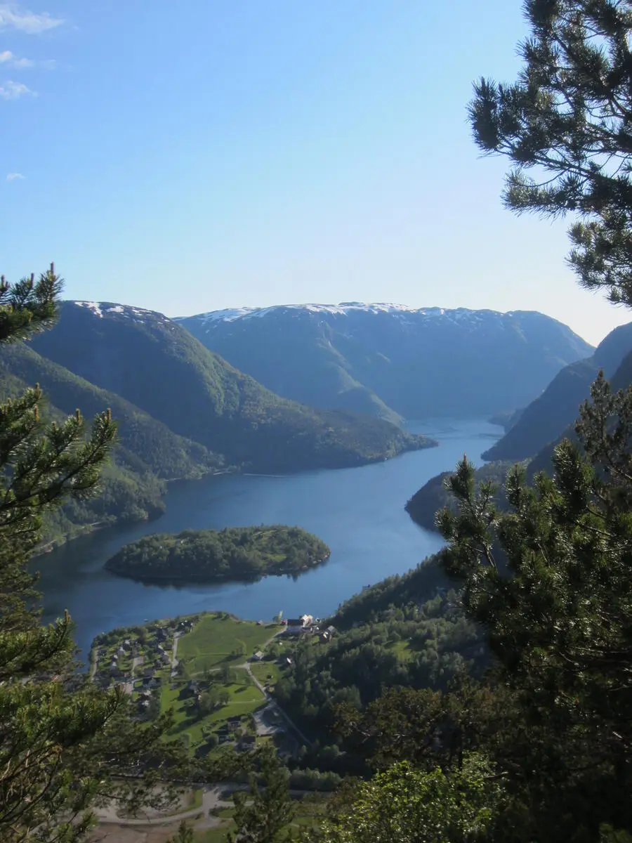 Oversikt over Matre og Matrefjorden. Utsikt frå Litlefjellet.