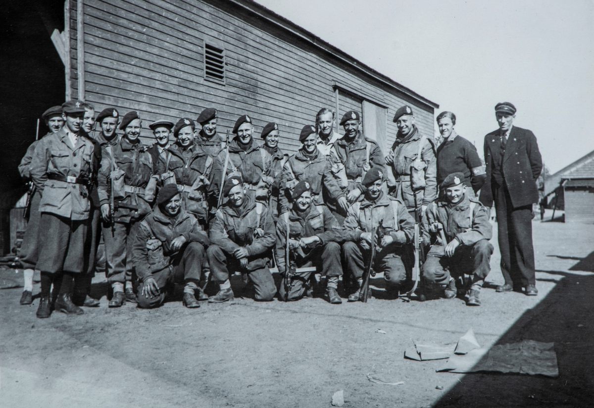 Bilder fra frigjøringsdagene i april og mai 1945. Odvar Engstad (nr 2 fra høyre bak)  og noen andre norske sammen med “Red Devils” på Hamar stasjon i forbindelse med våpeninnsamlig fra tyskerleire rundt Hamar.
