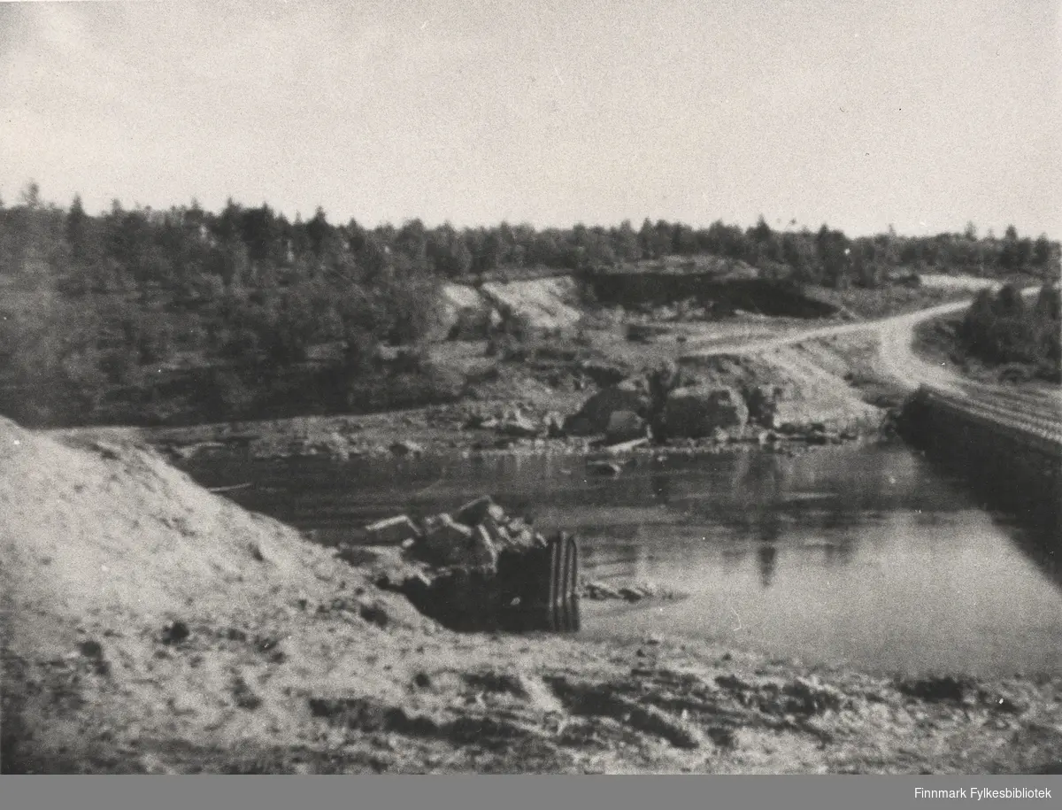 Rester etter en sprengt bru i Anarjohka, ved grensen til Finland (Karigasniemi), 1947.