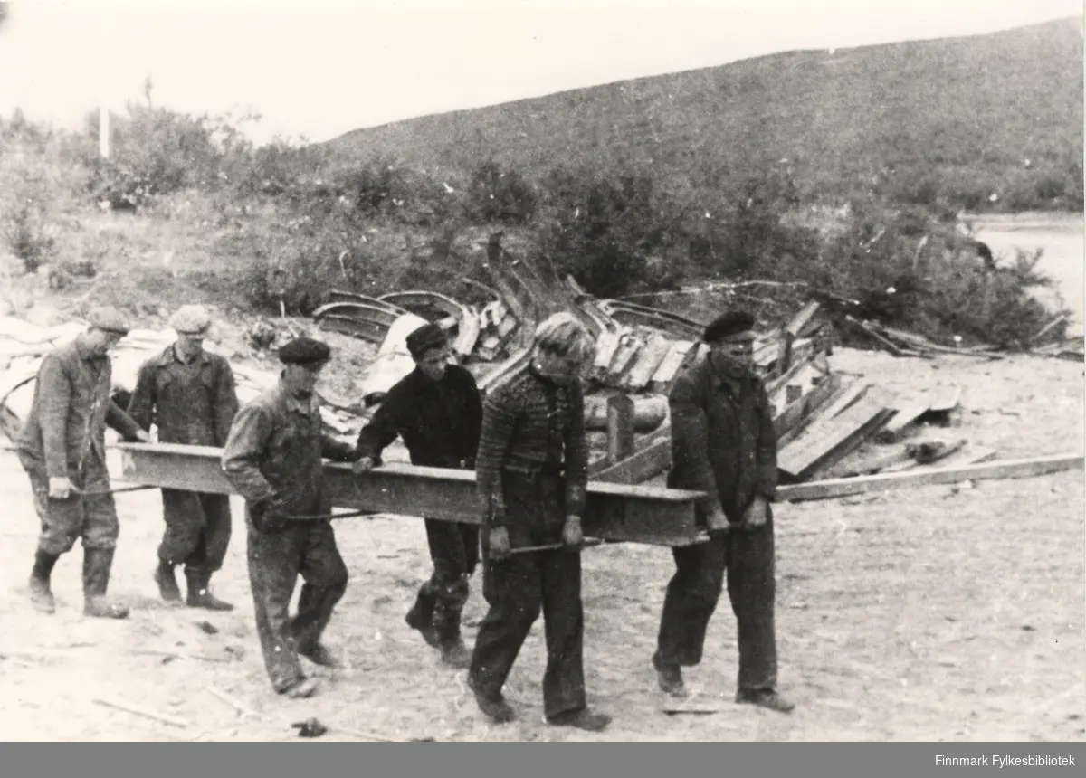 Krigsskadeutbedringer i Tana, Tana bru i 1947. Seks menn bærer en bjelke. Fra venstre: Skaland, Alfred Niemi, Jakobsen, Bertil Kling, Wilhelm Andersen og Ingvald Mjøen.