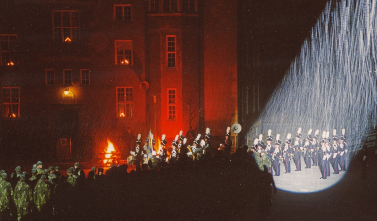 Nedläggningsdagen av I4 den 30. december 1997. Kaserngården. Avslutningsceremoni på kaserngården sen eftermiddag i mörker med eldar, strålkastare och ett kraftigt snöfall som bidrog till en mycket speciell stämning. 

Livgrenadjärregementet (I 4/Fo 41) var ett infanteriförband inom svenska armén som verkade i olika former åren 1928–1997. Förbandsledningen var förlagd i Linköpings garnison i Linköping. Försvarsområdesstaben vid Livgrenadjärregementet avvecklades den 31 december 1997 vilket i praktiken innebar att även regementet avvecklades.