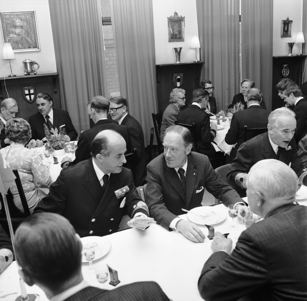 Bilden visar marinchefen, viceamiral Bengt Lundvall (vänster) och Karlskronavarvets VD Johan Söderman (höger) i samtal under middagen efter sjösättningen för T-137.
