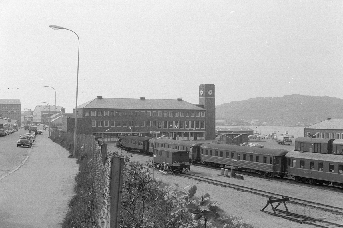 Bodø stasjon. På sporet nærmest en stasjonsvogn, tidligere konduktørvogn litra F type 3, i spor 1 materiellet til nattoget til Trondheim