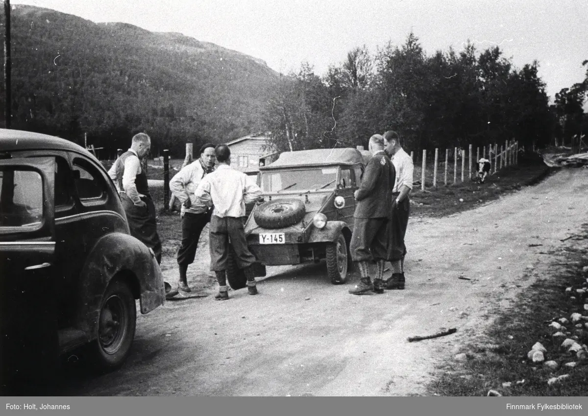 Til venstre veisjef K.H. Oppegaard og overingeniør O.A.B.Torp på befaring i et sted i Finnmark i 1946. De andre er ukjente. Bilene: Først Ford V8 de luxe 1938 med ramponert bakskjerm, så Y-145: VW Kübelwagen - etterlatt tysk materiell.