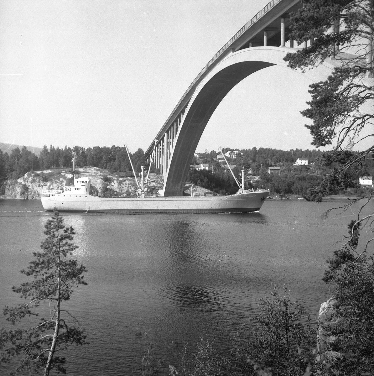 Fartyget Norrland vid Sandöbron