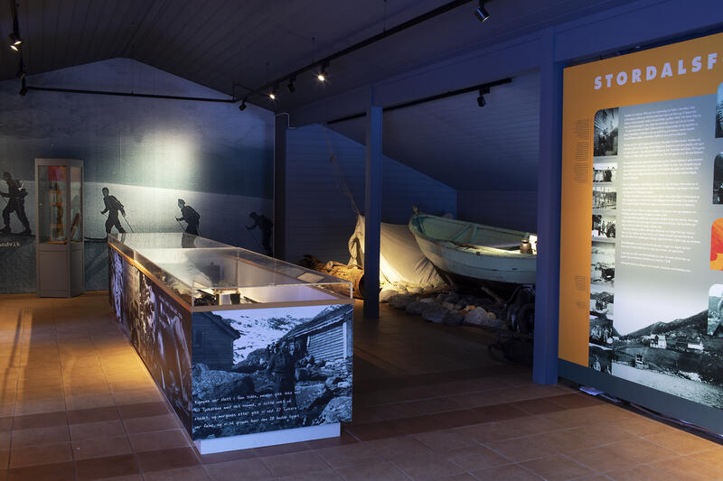 Utstilling ved Bjørn West med monter og ein båt i utstillinga