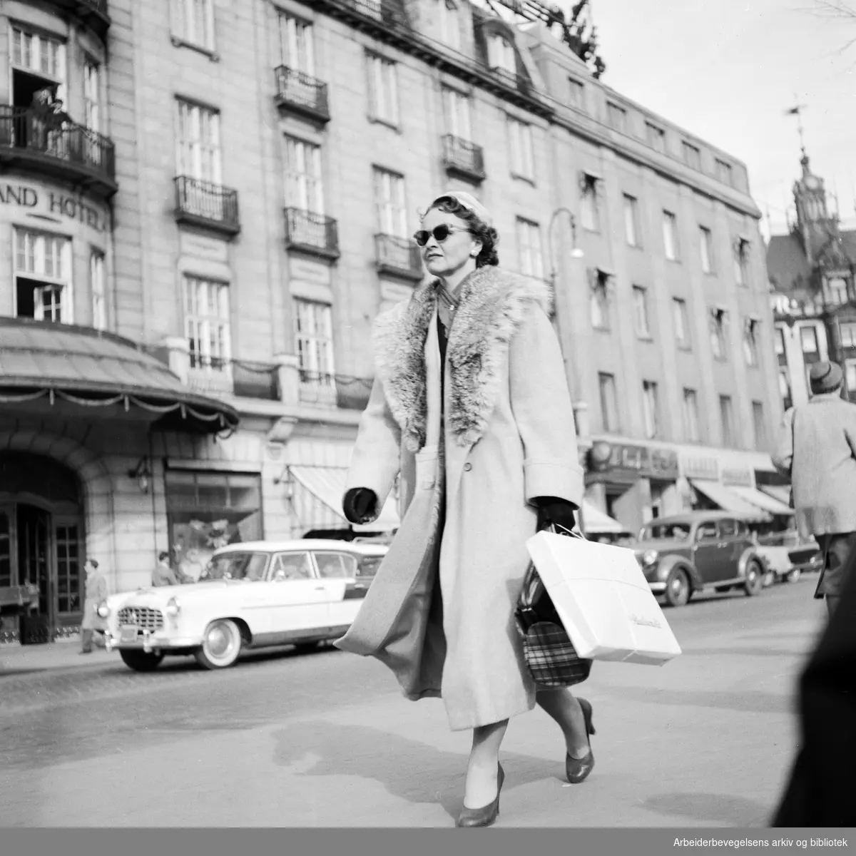 Tilfeldig forbipasserende fotograferes på Karl Johans gate. April 1956.